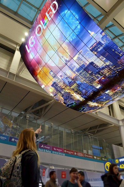 LG ELECTRONICS DEBUTS WORLD’S LARGEST OLED DISPLAY
